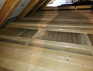 Zateplení stropu rodinného domu pomocí foukané izolace